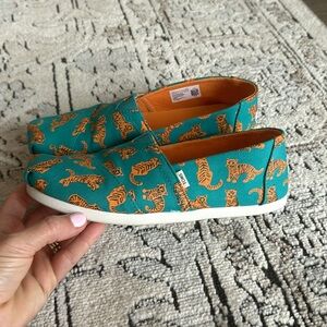 TOMS Limited Edition | Deep Teal Tigers Canvas Shoes | Size 6.5 | Like NEW